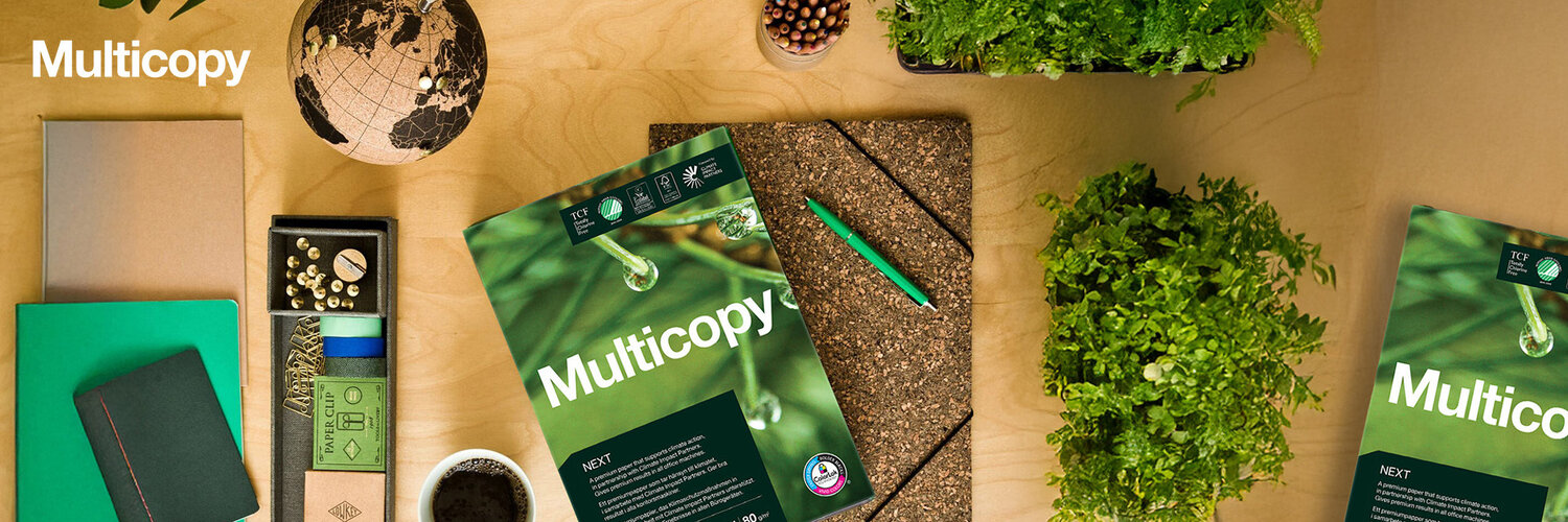 Työpöydällä Multicopy kopiopapeririisejä.