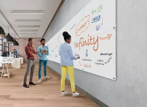 Useita henkilöitä kirjoittamassa kehyksettömille Nobo-valkotauluille, joita on kytketty monta yhteen.