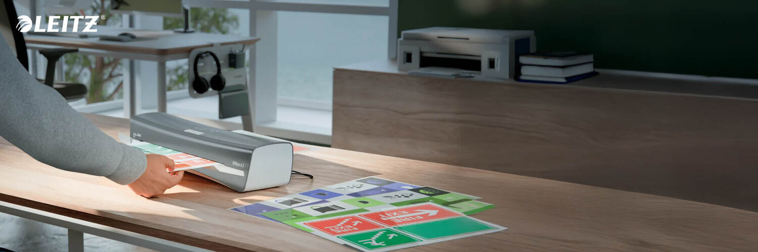 Leitz iLAM laminointikone ja laminointitaskuja pöydällä