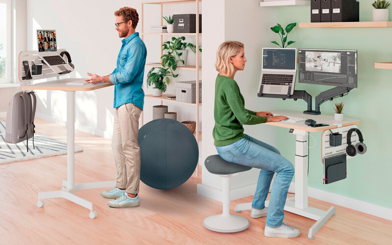 Leitz Ergo työpisteitä ja ihmisiä työskentelemässä.