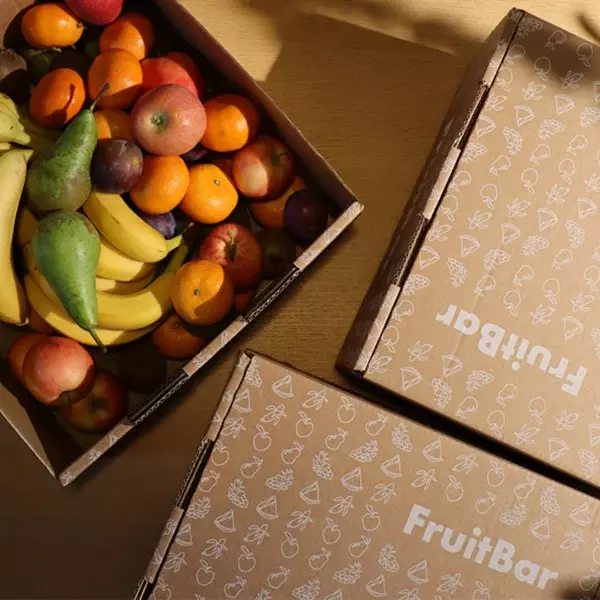 Hedelmiä pahvilaatikossa