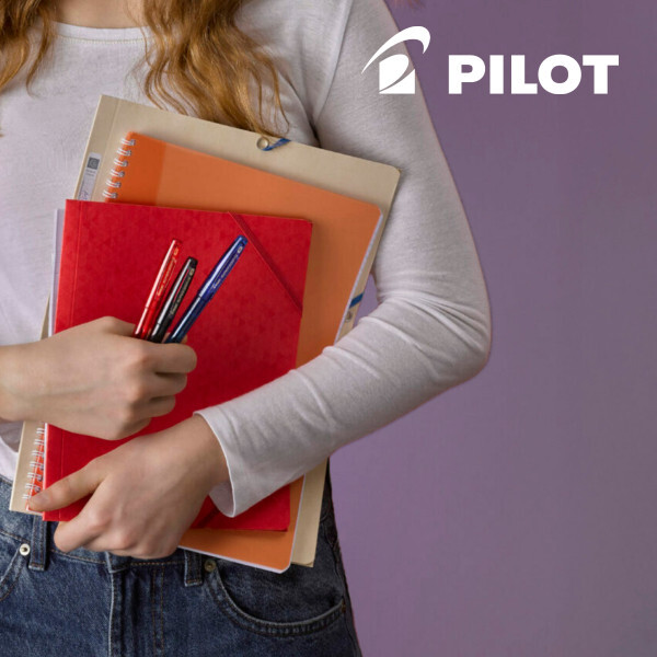 Naisen kädessä Pilot-kyniä ja kansioita