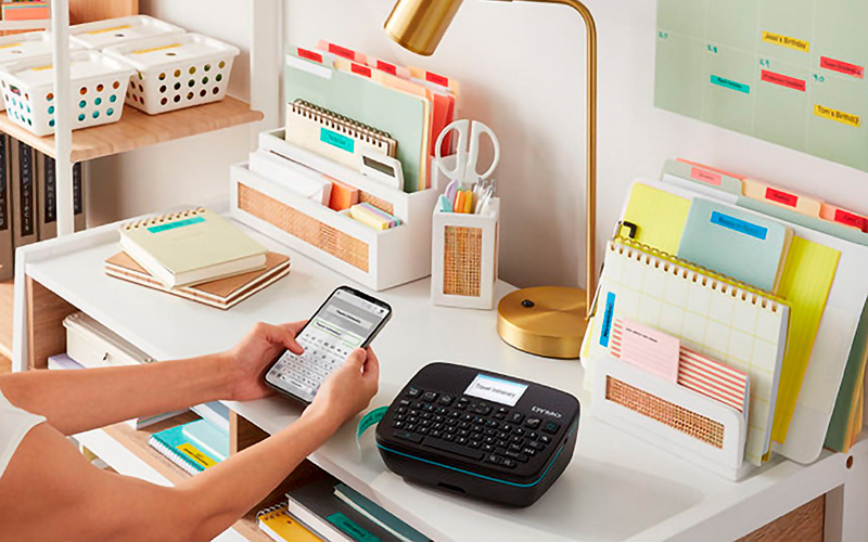 Dymo-tarroin merkittyjä toimistotuotteita