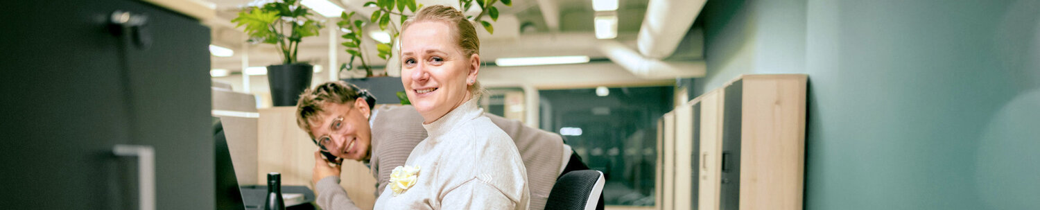 Kaksi nuorta henkilöä toimistolla.