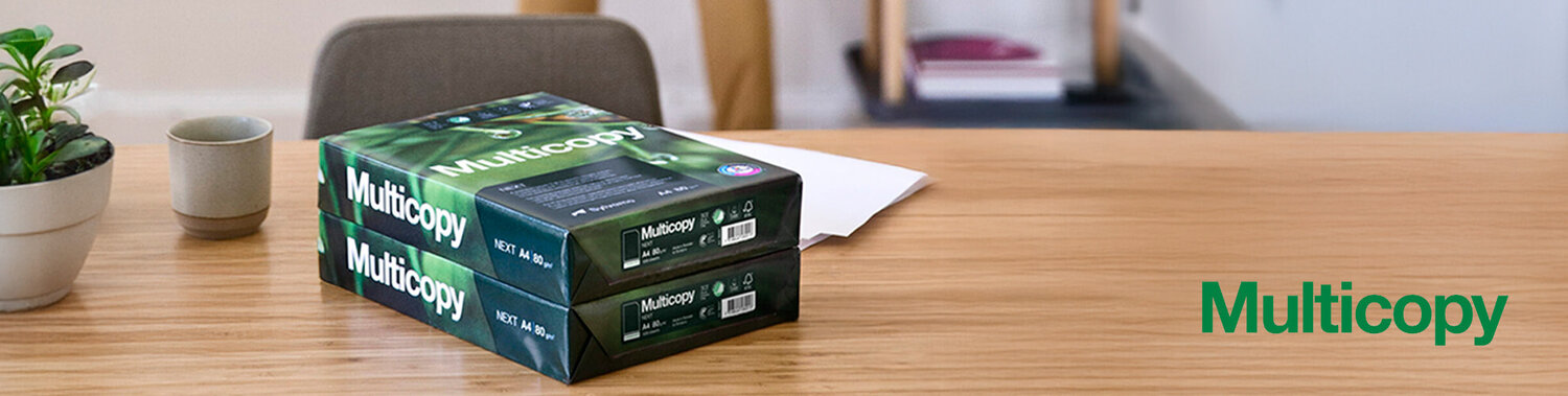 Kaksi riisiä Multicopy-kopiopaperia työpöydällä.