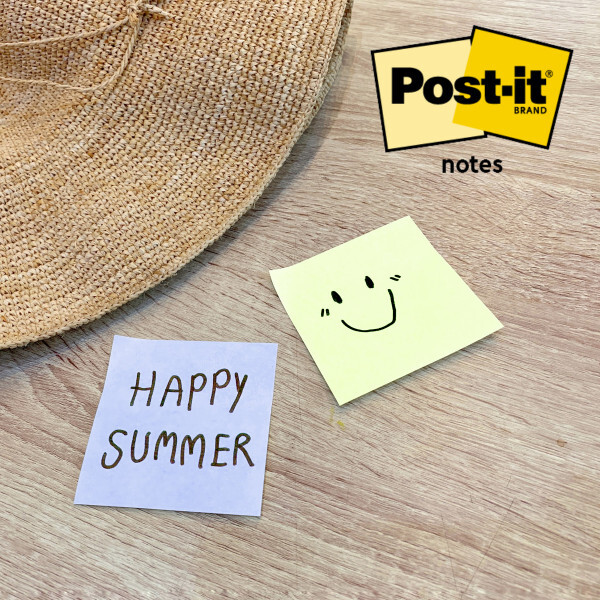 Kaksi pöytään kiinnitettyä Post-it-lappua, toisessa hymynaama ja toisessa teksti "Happy Summer".