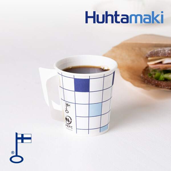 Huhtamäen klassikko siniruutukuppi pöydällä