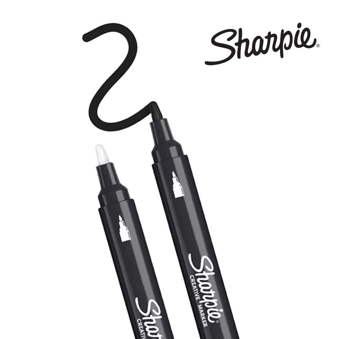 Kaksi mustaa Sharpie-tussia