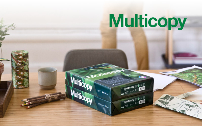 Kaksi riisiä Multicopy Next -kopiopaperia pöydällä