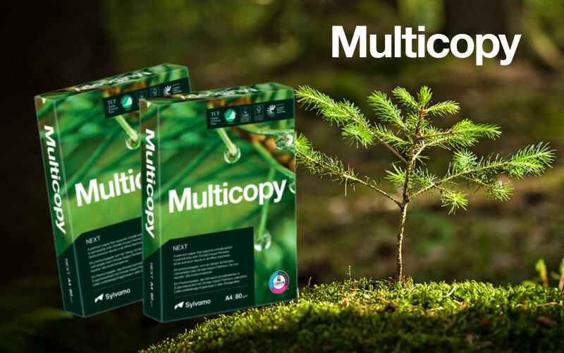 Kaksi riisiä Multicopy Next -kopiopaperia metsässä