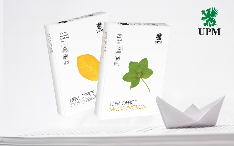 Kaksi riisiä UPM Office -kopiopaperia ja paperista tehty origamivene