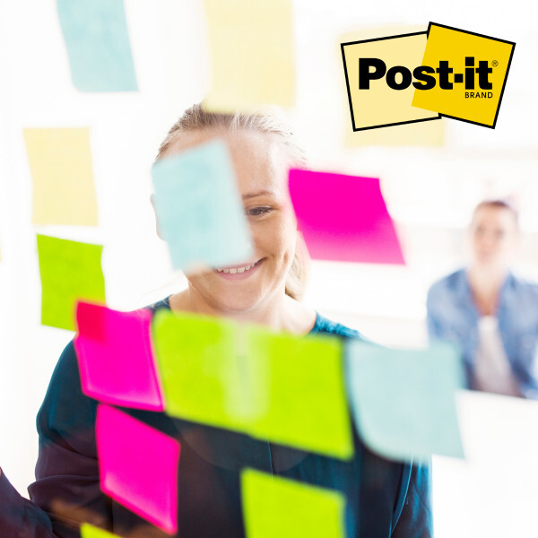 Post-it -lappuja ikkunassa
