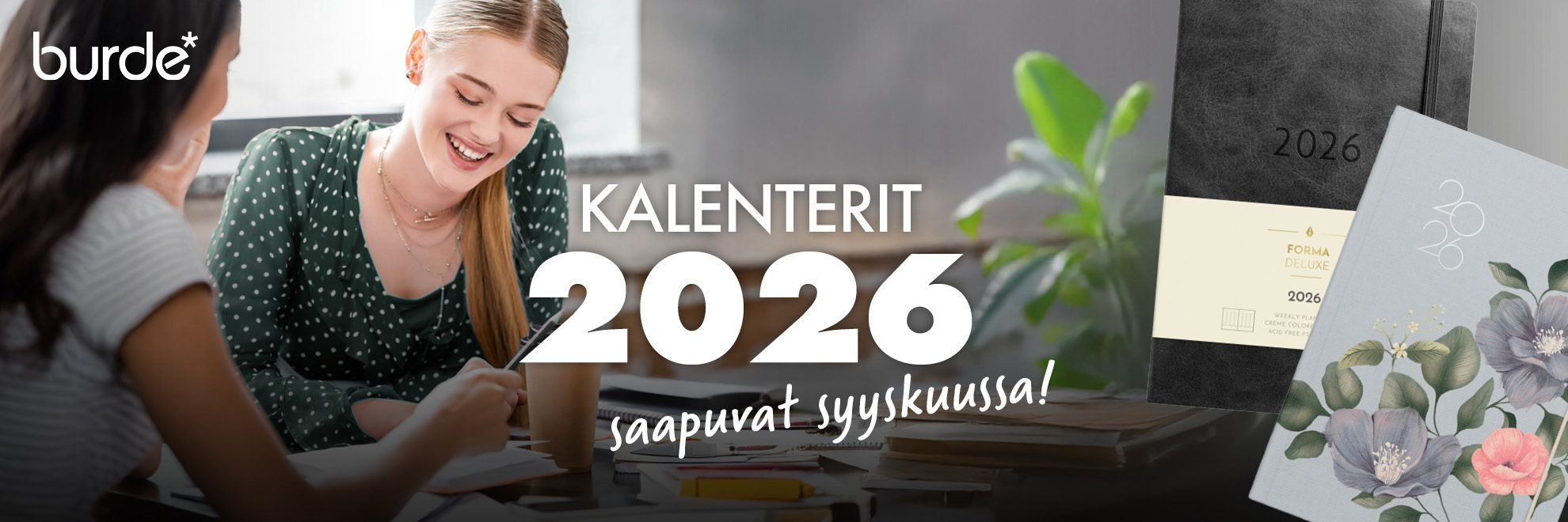 Naisoletetut katsovat kalentereita.