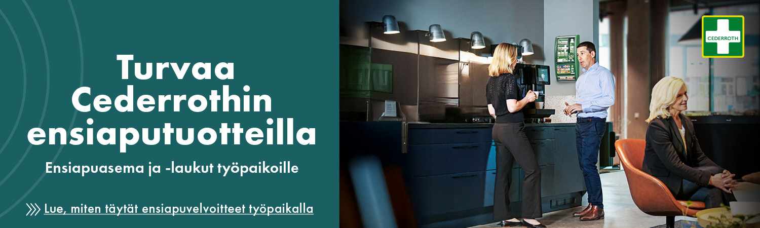 Kolme toimistotyöntekijää työskentelemässä ja keskustelemassa modernissa taukotilassa, jossa seinällä näkyy Cederrothin ensiapupiste.
